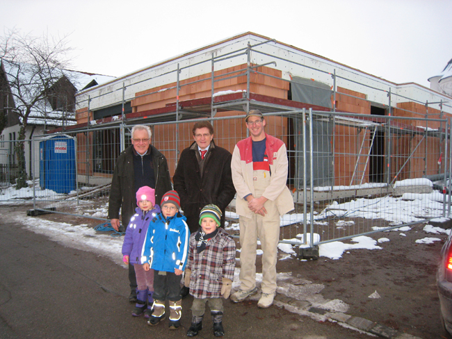 Im Bild (von links): Bürgermeister Franz Neher, Stimmkreisabgeordneter Georg Winter mit Kindern vor dem Neubau der Kinderkrippe in Thierhaupten.